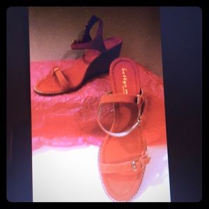 Bettye Muller New York sz 9M red orange wedge shoe
